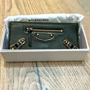 Balenciaga zip wallet in stunning condition. Barely ever used it.